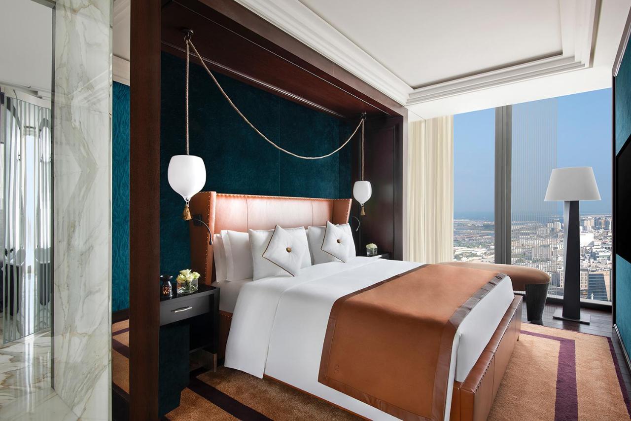 Banyan Tree Doha At La Cigale Mushaireb Bagian luar foto A bedroom at the Ritz-Carlton, DIFC