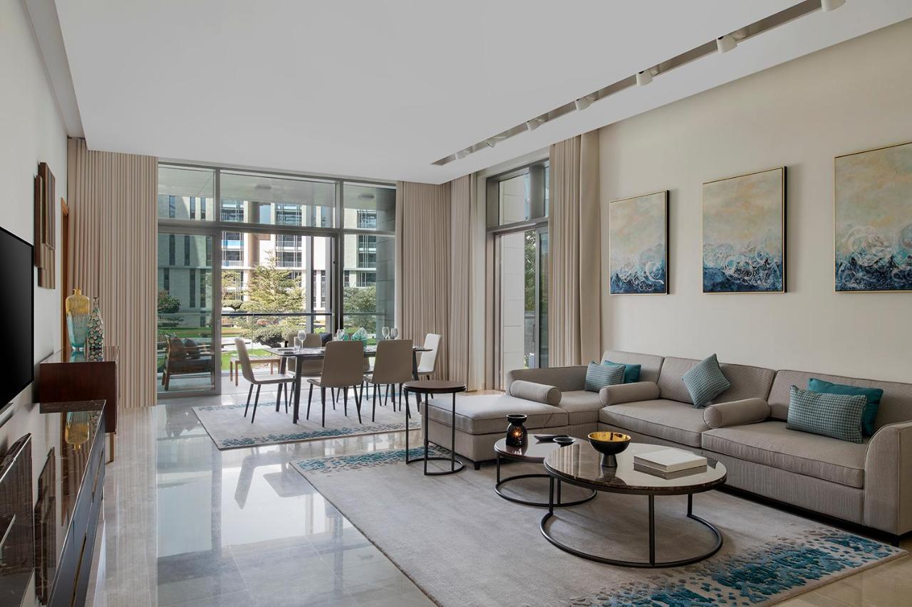 Banyan Tree Doha At La Cigale Mushaireb Bagian luar foto A living room at the Ritz-Carlton, DIFC