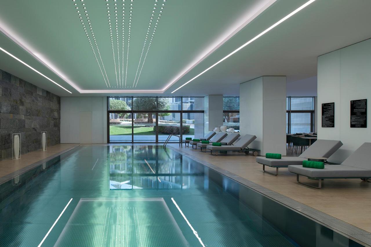 Banyan Tree Doha At La Cigale Mushaireb Bagian luar foto The swimming pool at the hotel